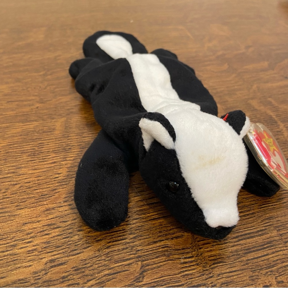 VINTAGE TY STINKY THE SKUNK TOY COLLECTIBLE BLACK WHITE BEANIE BABY